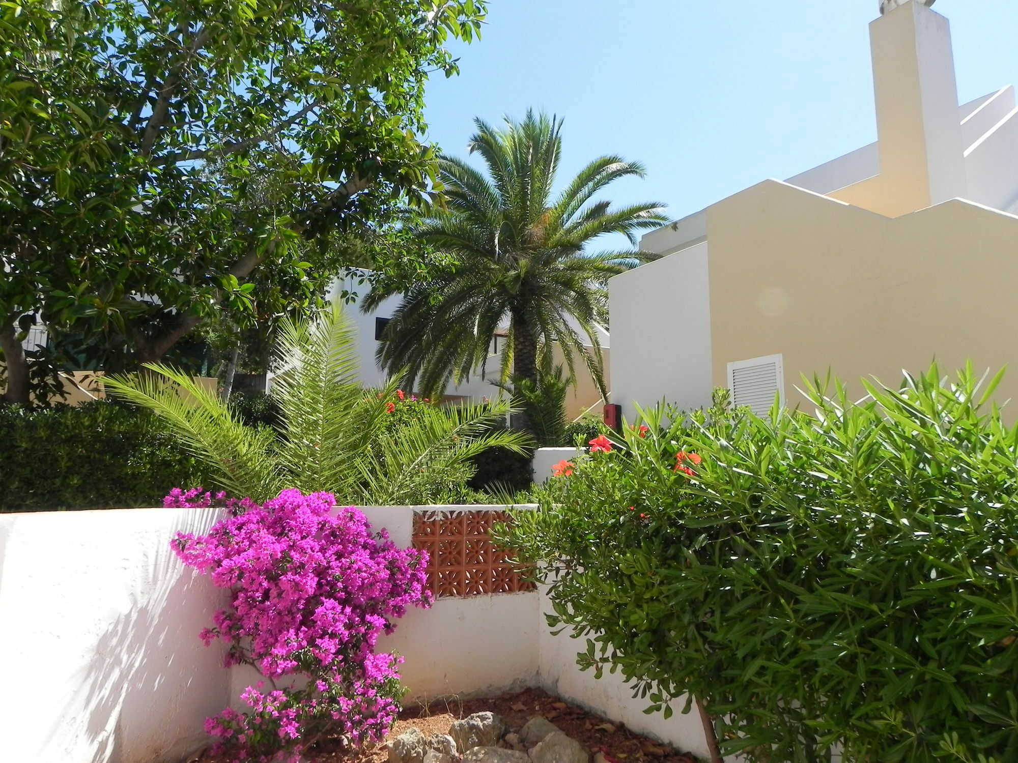 Hotel Club Cala Azul Cala Llenya Exterior foto