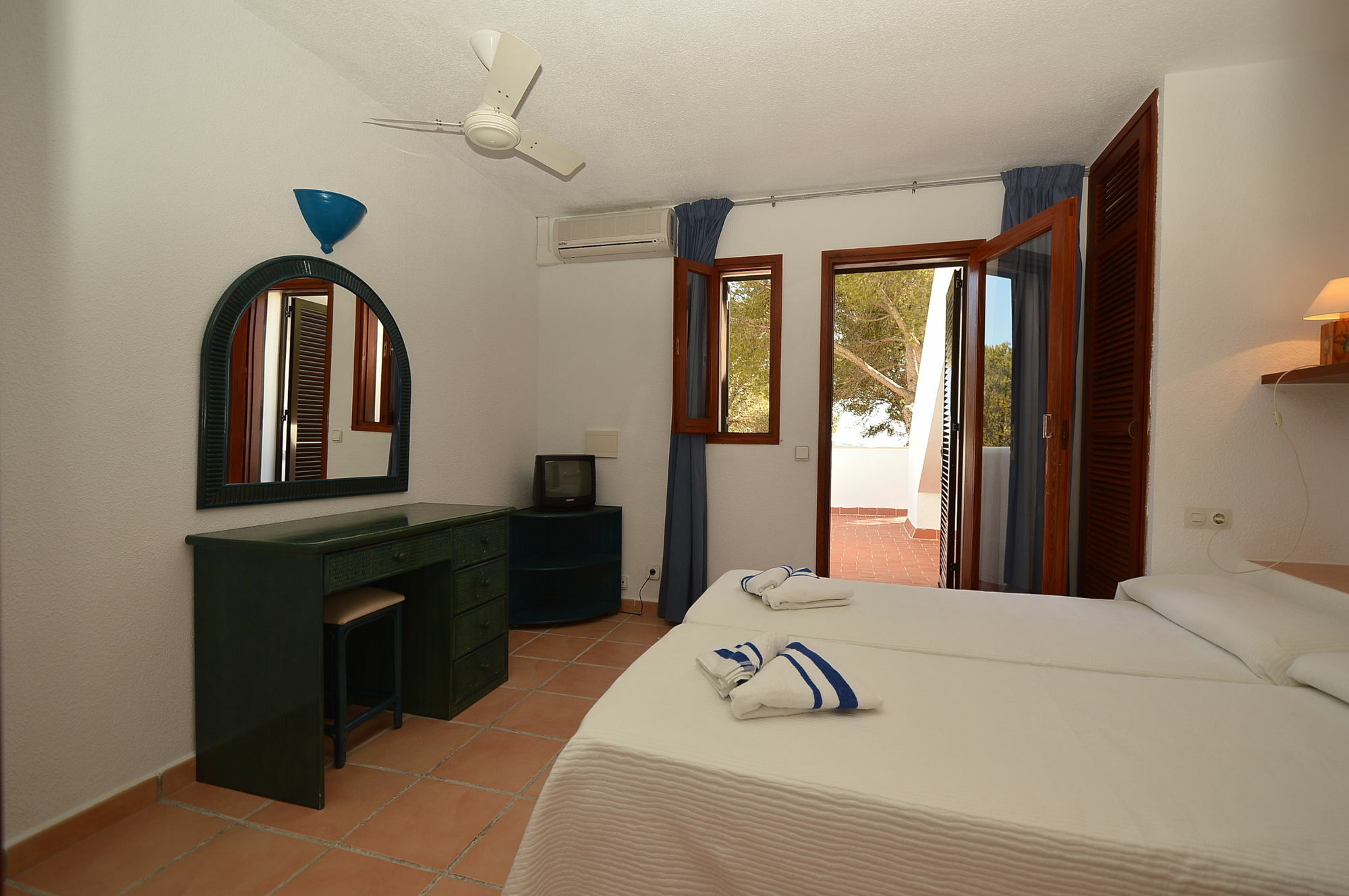 Hotel Club Cala Azul Cala Llenya Exterior foto
